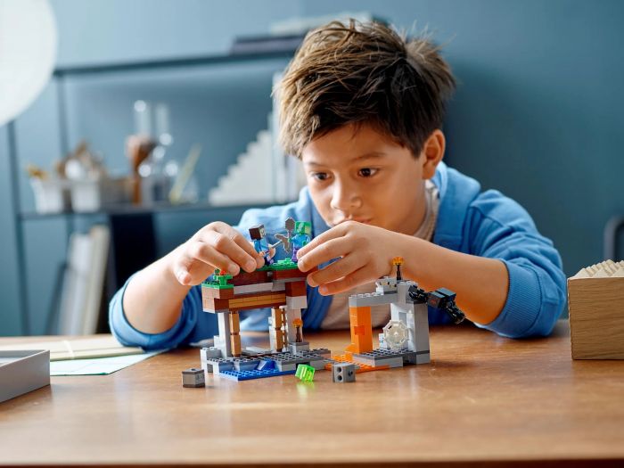 Конструктор LEGO Minecraft Закинута шахта