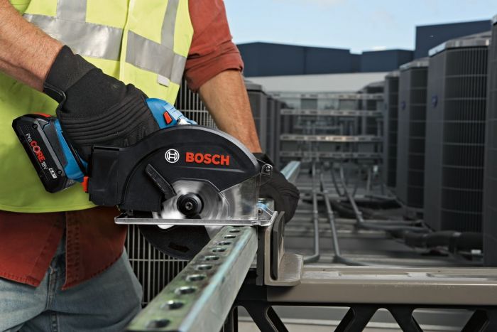 Пила дискова Bosch GKM 18V-50 акумуляторна, 2*18 В 5 Аг, 136 мм, 4250 об/хв, 2.2 кг