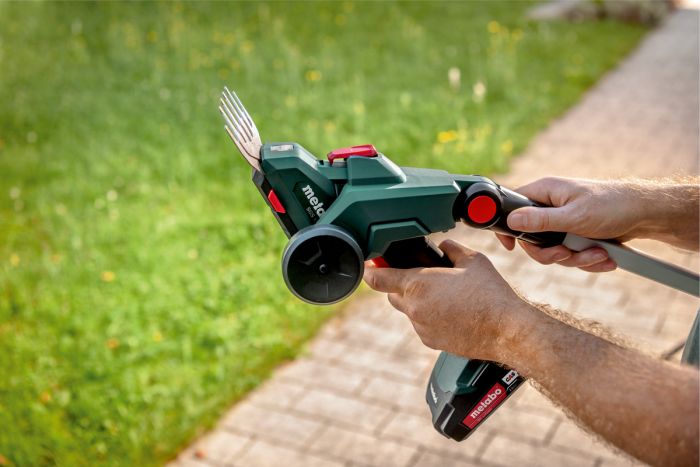 Ножиці для трави акумуляторні Metabo SGS 18 LTX Q 18В лезо 11.5см + насадка для кустів 20см 0.8кг без АКБ та ЗП