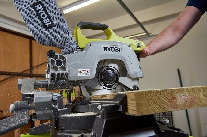 Пила торцювальна акумуляторна Ryobi ONE+ R18MS216-0 18В диск 216мм лазер 14.4кг без АКБ та ЗП