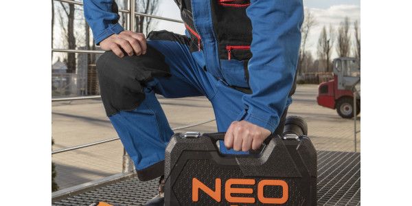 Штани робочі NEO HD+, розмір L (52), 275 г/м2, 100% бавовна, профільовані коліна з відсіком для наколінників, потрійні внутрішні шви, еластична конструкція пояса, міцні кишені, чорно-сині
