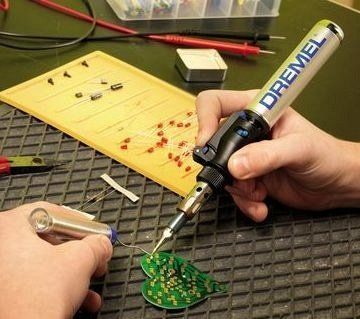 Паяльник газовий Dremel Versatip 2000-6 VersaTip 1200°C паливо 17мл п'єзо 6 насадок 0.95кг