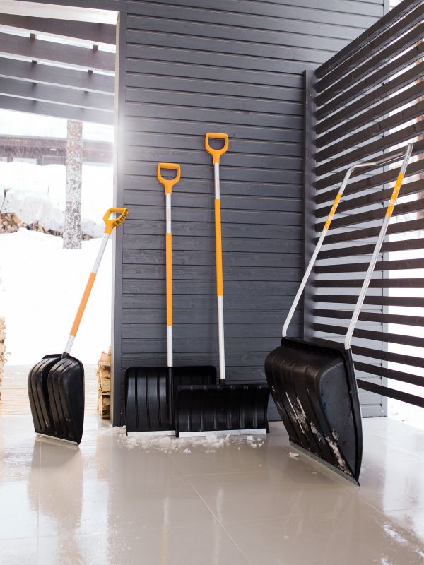 Fiskars Скрепер для снігу SnowXpert