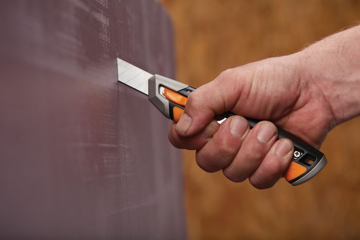 Fiskars Ніж з висувним сегментним лезом 18мм CarbonMax