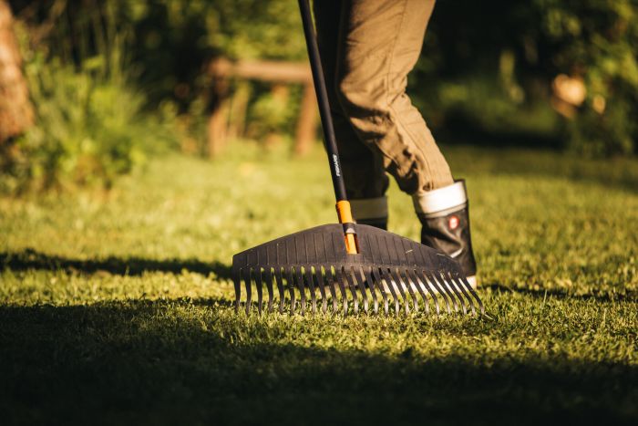 Fiskars Граблі-насадка Solid M для листя, 21.5 см, 175г (для живця 1014913)