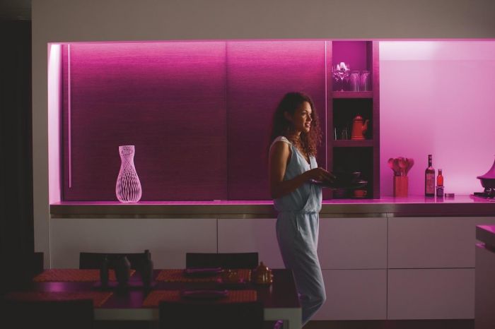 Стрічка світлодіодна Philips Hue Plus, 0.5W(20Вт), 2000K-6500K, RGB, ZigBee, розума, димування, базовий комплект, блок живлення, 2м