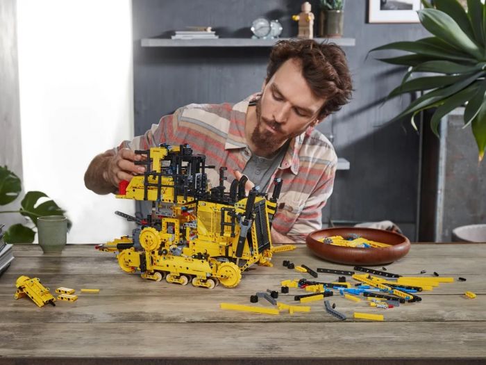 Конструктор LEGO Technic Бульдозер Cat D11 на пульті управління 42131