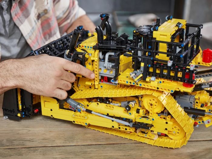 Конструктор LEGO Technic Бульдозер Cat D11 на пульті управління 42131