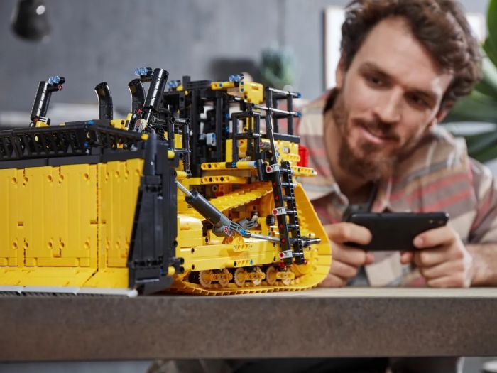 Конструктор LEGO Technic Бульдозер Cat D11 на пульті управління 42131
