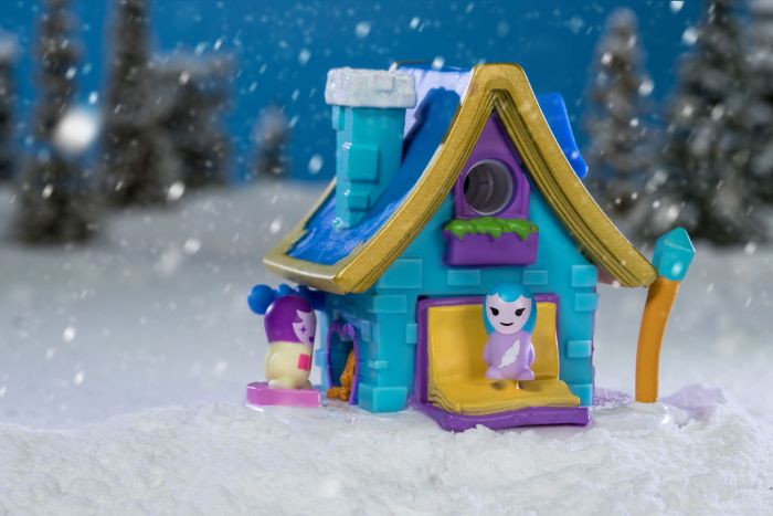 Ігрова фігурка Jazwares Nanables Small House Зимовий дивосвіт, Книгарня Біля каміна