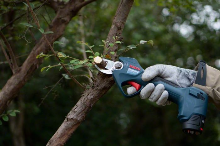 Секатор Bosch Pro Pruner SOLO акумуляторний, 12В, 3.0 Ач, до 25мм, 1кг