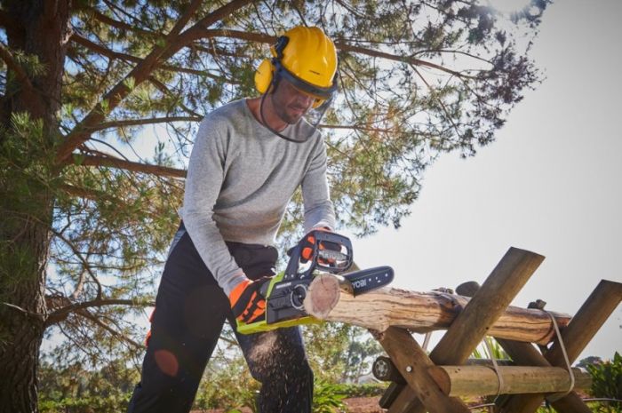 Пила ланцюгова Ryobi ONE+RCS1830-140B, 18В, безщіткова, шина 30 см, АКБ 4.0Ач+ЗП