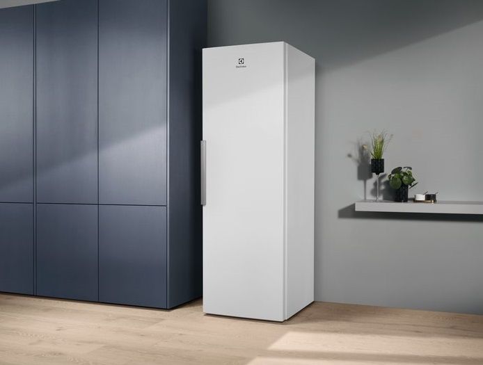 Холодильна камера Electrolux RRT5MF38W1, 186х65х60см, 1 дв., Холод.відд. - 380л, A++, ST, Інв., Зона свіжості, Внутр. дисплей, Білий