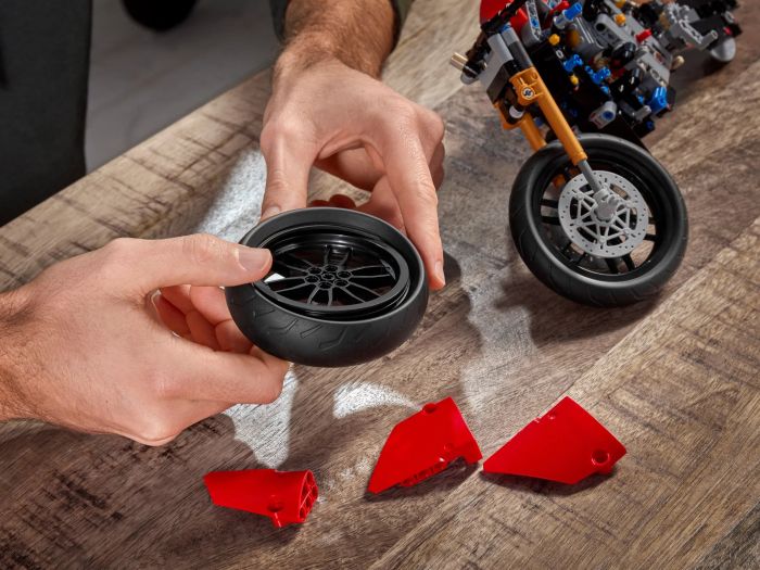 Конструктор LEGO Technic Ducati Panigale V4 R