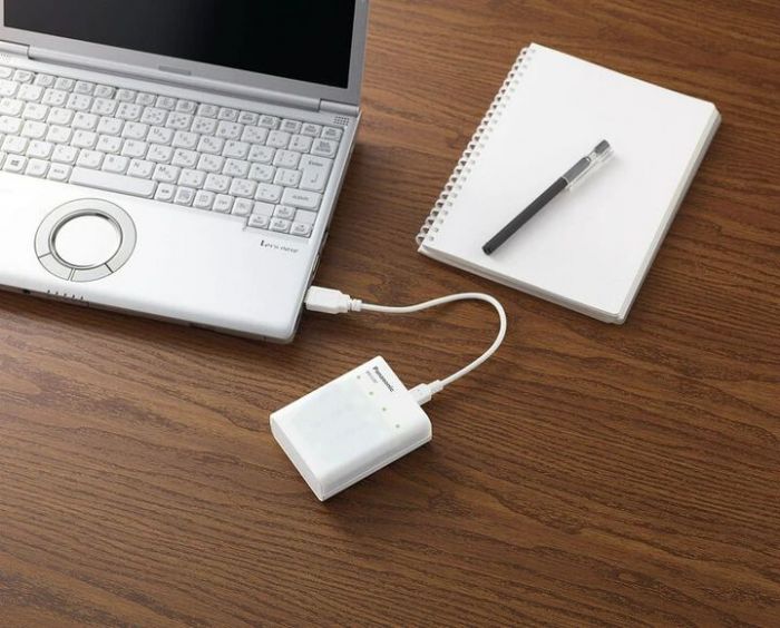 Зарядний пристрій Panasonic USB in/out з функцією Power Bank+4AA 2000 mAh