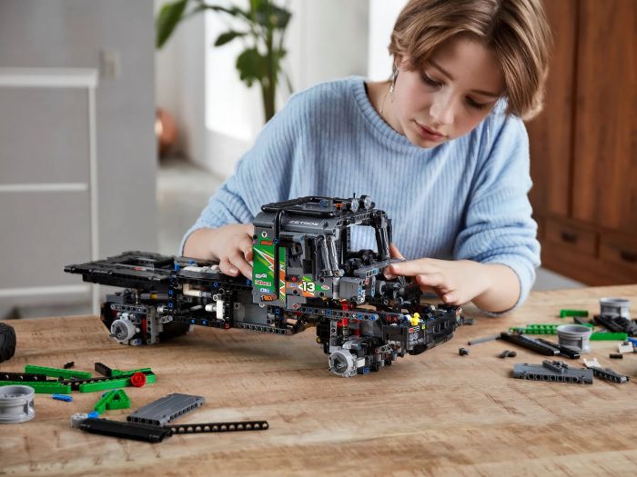 Конструктор LEGO Technic Повнопривідна вантажівка для випробувань Mercedes-Benz Zetros