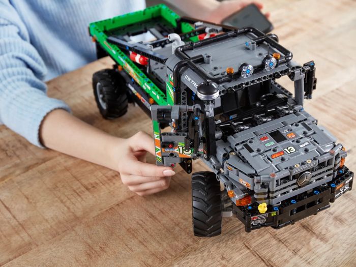 Конструктор LEGO Technic Повнопривідна вантажівка для випробувань Mercedes-Benz Zetros