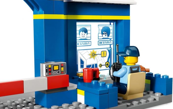 Конструктор LEGO City Переслідування на поліцейській дільниці