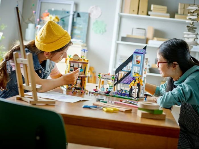 Конструктор LEGO Friends Квіткові та дизайнерські крамниці у центрі міста