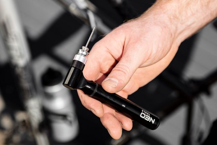 Насос велосипедний Neo Tools, з кронштейном для кріплення до рами, 13.7см, 0.07кг