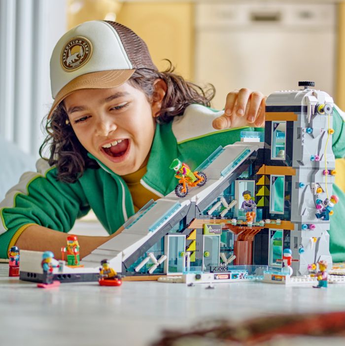 Конструктор LEGO City Гірськолижний і скелелазний цент