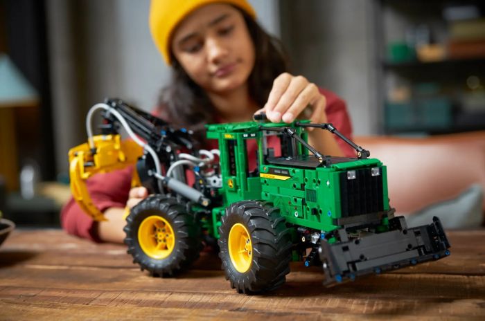 Конструктор LEGO Technic Трелювальний трактор «John Deere» 948L-II