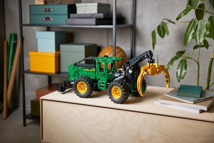 Конструктор LEGO Technic Трелювальний трактор «John Deere» 948L-II