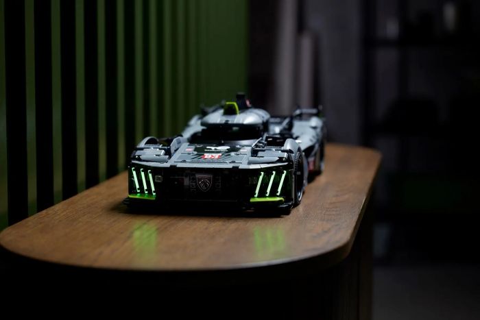 Конструктор LEGO Technic PEUGEOT 9X8 24H Le Mans Hybrid