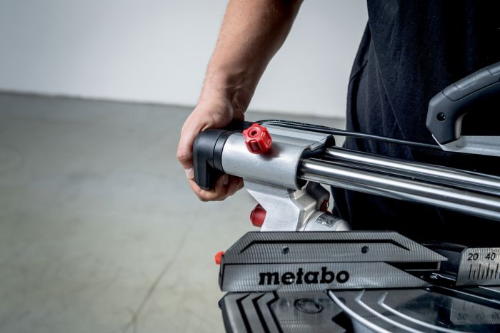 Пила торцювальна Metabo KGS 216 M з протяжкою, 1200Вт, диск 215мм, пропил 70/40мм, 13/4кг