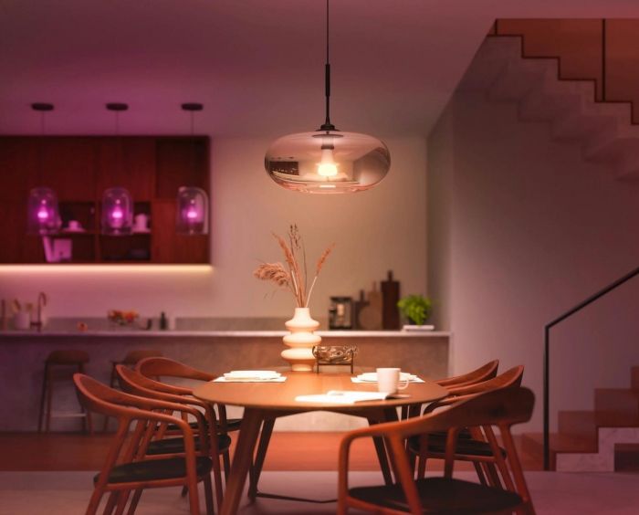 Лампа розумна Philips Hue E27, 15W(100Вт), 2000K-6500K, RGB, ZigBee, Bluetooth, димування