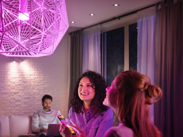 Лампа розумна Philips Hue E27, 15W(100Вт), 2000K-6500K, RGB, ZigBee, Bluetooth, димування