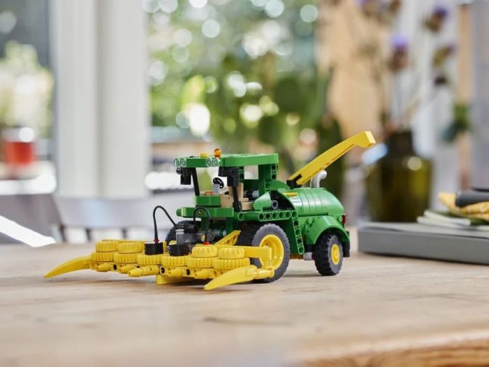 Конструктор LEGO Technic Кормозбиральний комбайн John Deere 9700