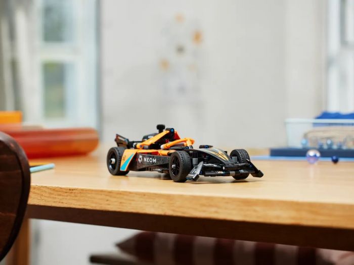 Конструктор LEGO Technic Автомобіль для перегонів NEOM McLaren Formula E