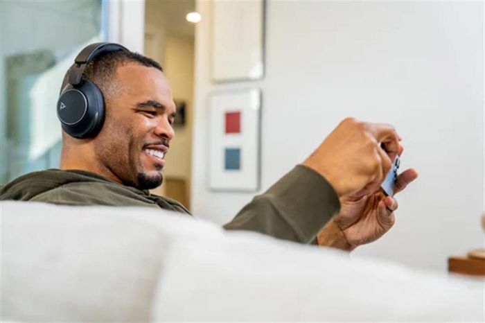 Гарнітура комп'ютерна стерео On-ear Poly Voyager Surround 85-M з підставкою для заряджання, BT 5.3, USB-A, USB-C, 3.5 мм, 10 x Omni-mic, ANC, SoundGuard Digital, Smart sensor, сертифікати Microsoft Teams, Microsoft Teams Open Office, Zoom, fast charge, чорний