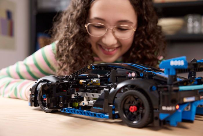 Конструктор LEGO Technic Автомобіль для перегонів Porsche GT4 e-Performance