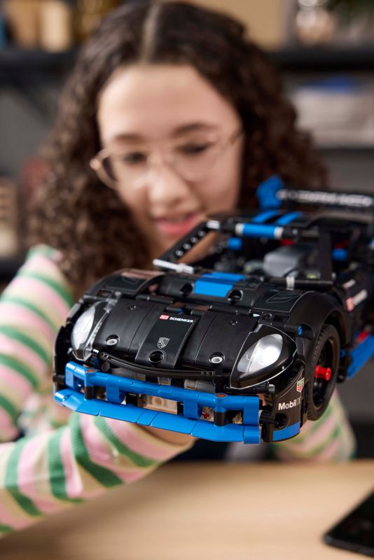 Конструктор LEGO Technic Автомобіль для перегонів Porsche GT4 e-Performance