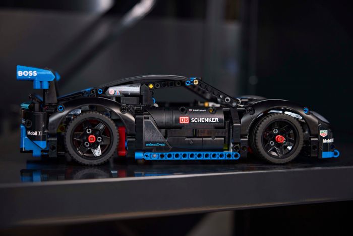 Конструктор LEGO Technic Автомобіль для перегонів Porsche GT4 e-Performance