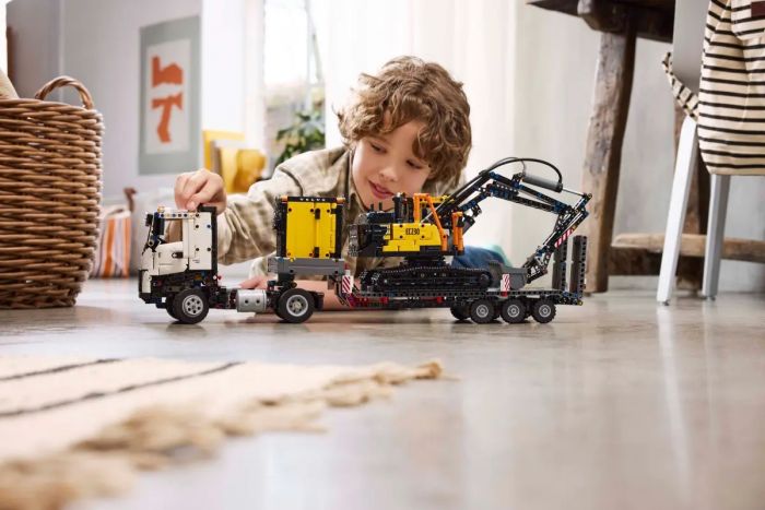 Конструктор LEGO Technic Вантажівка Volvo FMX і Електричний екскаватор EC230