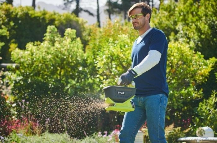 Сівалка акумуляторна Ryobi ONE+ OSS1800 18В 4л розкид до 3.5м 1.4кг без АКБ та ЗП