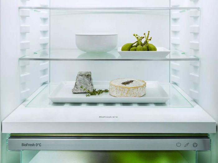 Холодильник Liebherr вбудований з нижн. мороз., 177x54.1х54.5, холод.відд.-182л, мороз.відд.-67л, 2дв., A++, NF, льодогенератор, диспл внутр., білий