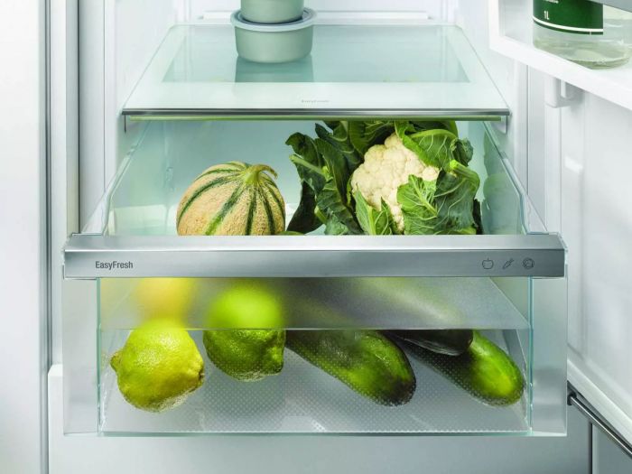 Холодильник Liebherr вбудований з нижн. мороз., 177x54.1х54.5, холод.відд.-182л, мороз.відд.-67л, 2дв., A++, NF, льодогенератор, диспл внутр., білий