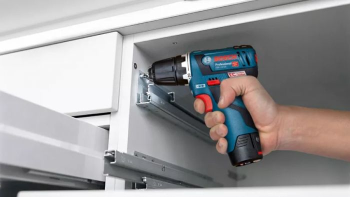 Набір акумулятора та зарядного пристрою Bosch GBA, 1х18В 2А·год, 1х18В 4А·год, ЗП GAL 12V-40