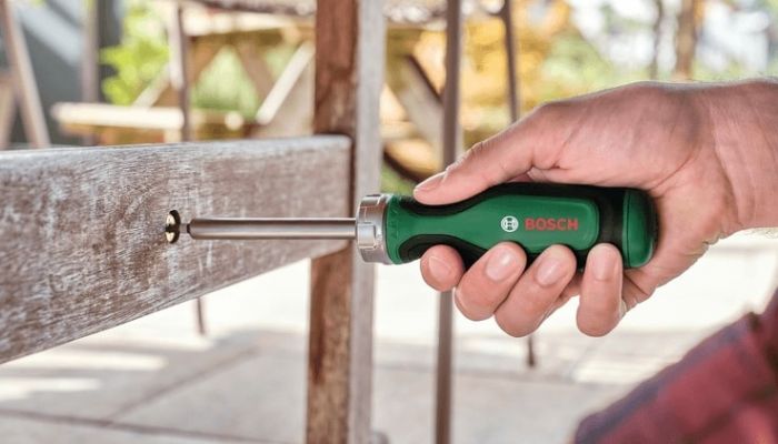 Викрутка Bosch з тріскачкою, 12 насадок, руків'я PC+ABS+TPR , 207мм, сталь CrV