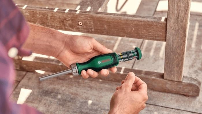 Викрутка Bosch з тріскачкою, 12 насадок, руків'я PC+ABS+TPR , 207мм, сталь CrV