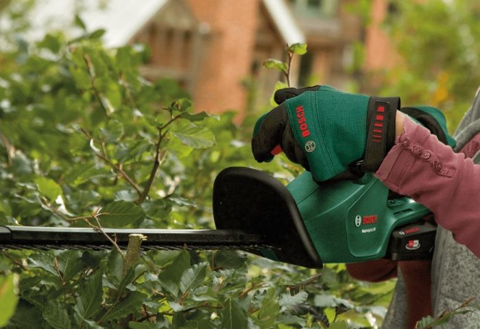 Кущоріз акумуляторний Bosch EasyHedgeCut 18-45 18В лезо 45см крок різу 15мм 3.02кг без АКБ та ЗП