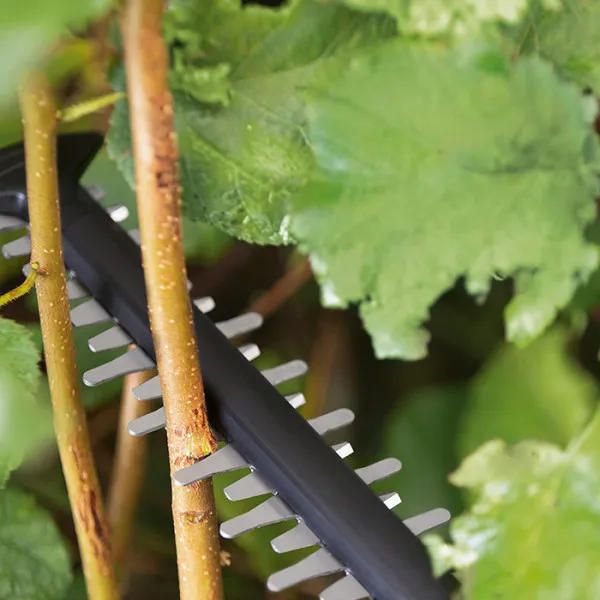 Кущоріз акумуляторний Bosch UniversalHedgeCut 18V-50  18В АКБ 1х2.5А·год 50мм крок різу 20мм ЗП AL1830CV 2.6кг