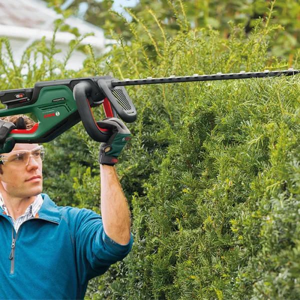 Кущоріз акумуляторний Bosch UniversalHedgeCut 18V-50  18В АКБ 1х2.5А·год 50мм крок різу 20мм ЗП AL1830CV 2.6кг