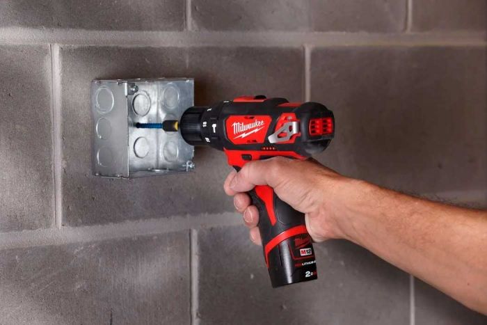 Шурупокрут-дриль акумуляторний Milwaukee M12 BPD-202C 12В 2х2А·год 30Нм 0·1500об·хв ЗП C12C жилет кейс 1.2кг