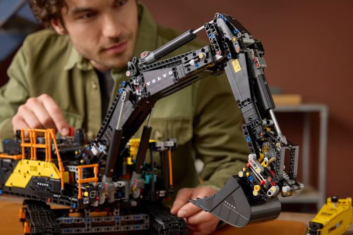 Конструктор LEGO Technic Екскаватор Volvo EC500 Hybrid
