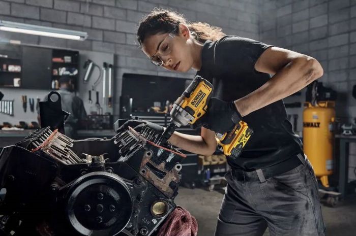 Гайковерт ударний DeWalt XR Li-Ion безщітковий 18В 1084Нм 2000об·хв 3250уд/хв 1/2" 1.67кг без АКБ і ЗП та валізи